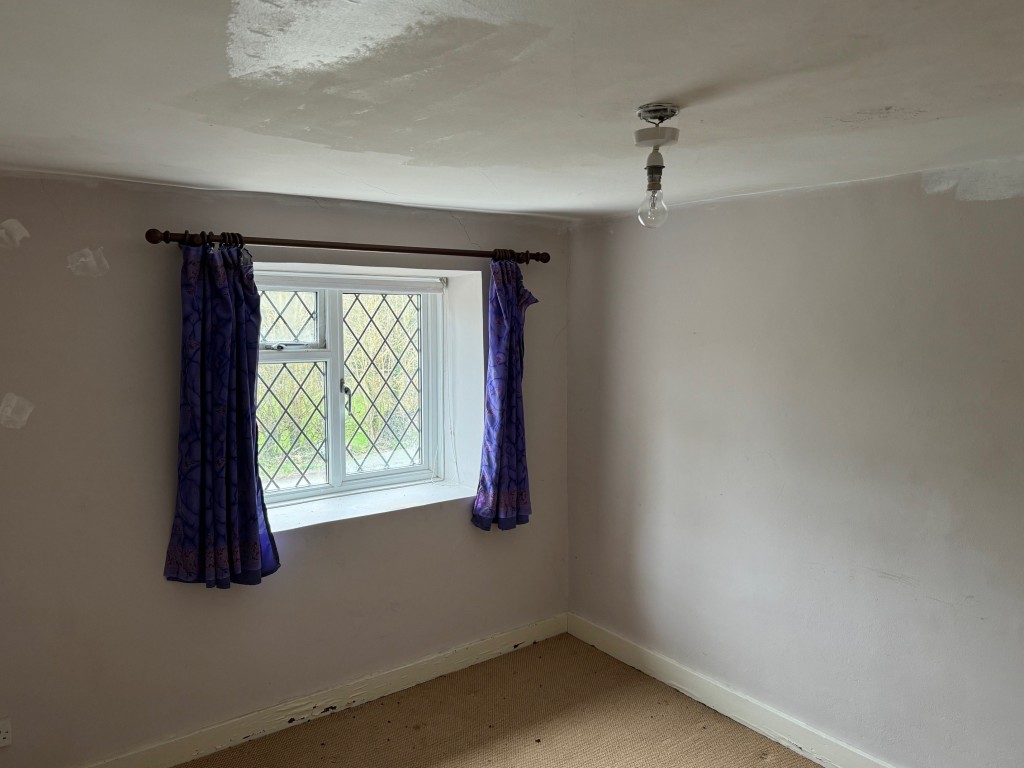 Lot: 64 - END-TERRACE COTTAGE FOR IMPROVEMENT - Bedroom 2